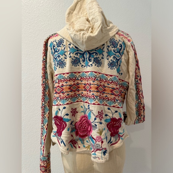 BIYA cropped hoodie - Picture 4 of 5